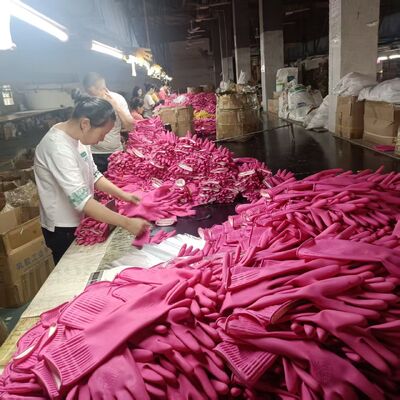 Химически стойкая перчатка для ванной комнаты, подходящая для ношения и обеспечивающая защиту от химических разливов во время санитарных работ в ванной комнате.